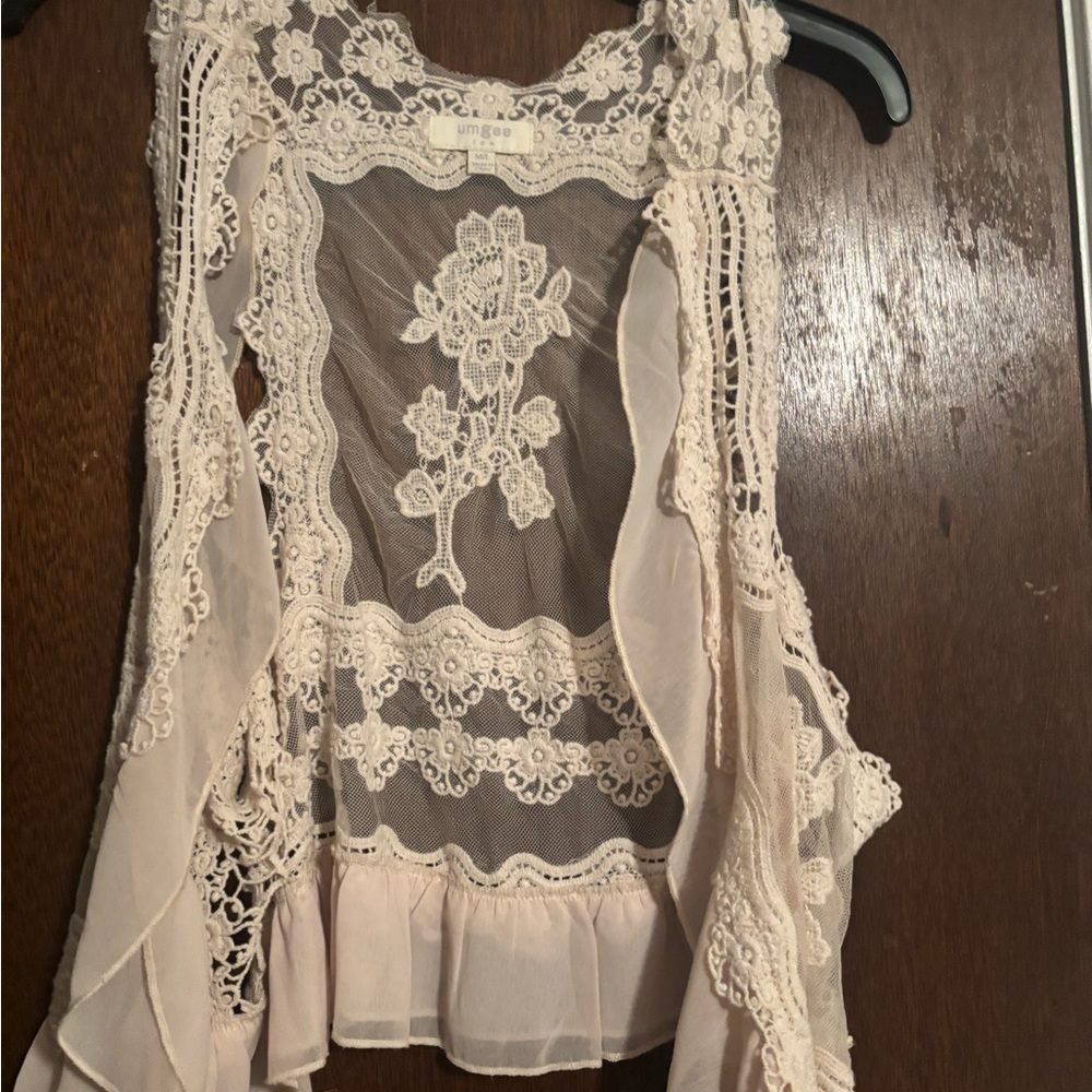 Umgee lace vest

Size M/L